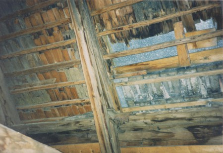 Původní došky byly přímo překryty plechem nebo jiným dostupným materiálem, 1999